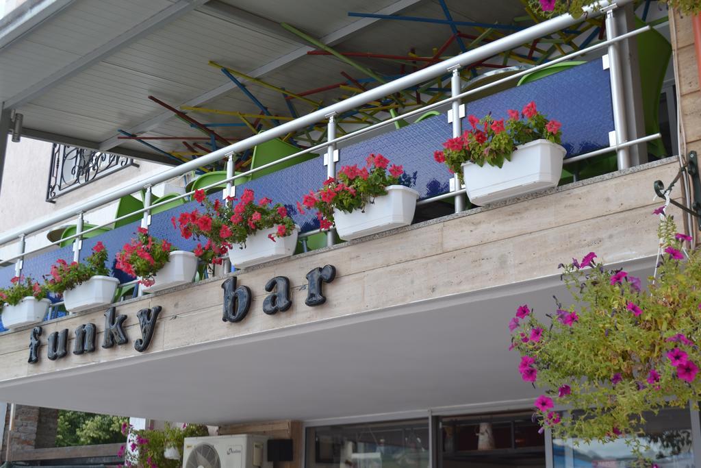 Funky Guest House & Adventures Permet Ngoại thất bức ảnh